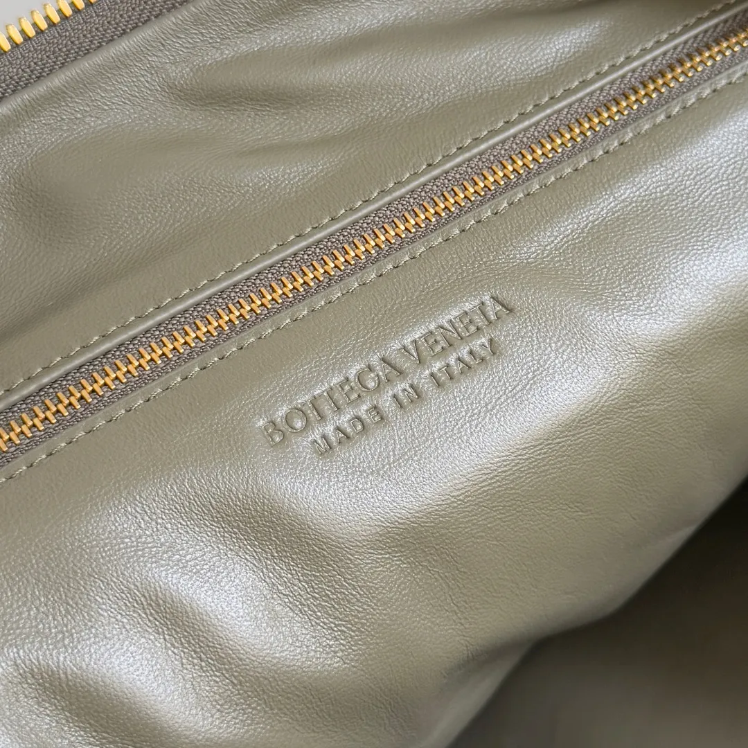 Batch 1860 #BV 𝗝𝗢𝗗𝗜𝗘# Street style’s new favorite fashionable large size 𝙟𝙤𝙙𝙞𝙚 It’s coming, it’s coming, it’s really coming! I have always thought that knitted BV is old-fashioned, until I met it - 𝙟𝙤𝙙𝙞𝙚, I realized that the original classic knitting elements and the new knot element design can be so fashionable! I have to admire Daniel Lee’s design talent! Large capacity to meet daily needs! Fashionable and versatile, it’s perfect for concave shapes, take it out to hit the streets! Size: 48*40*16 Style No. #600261